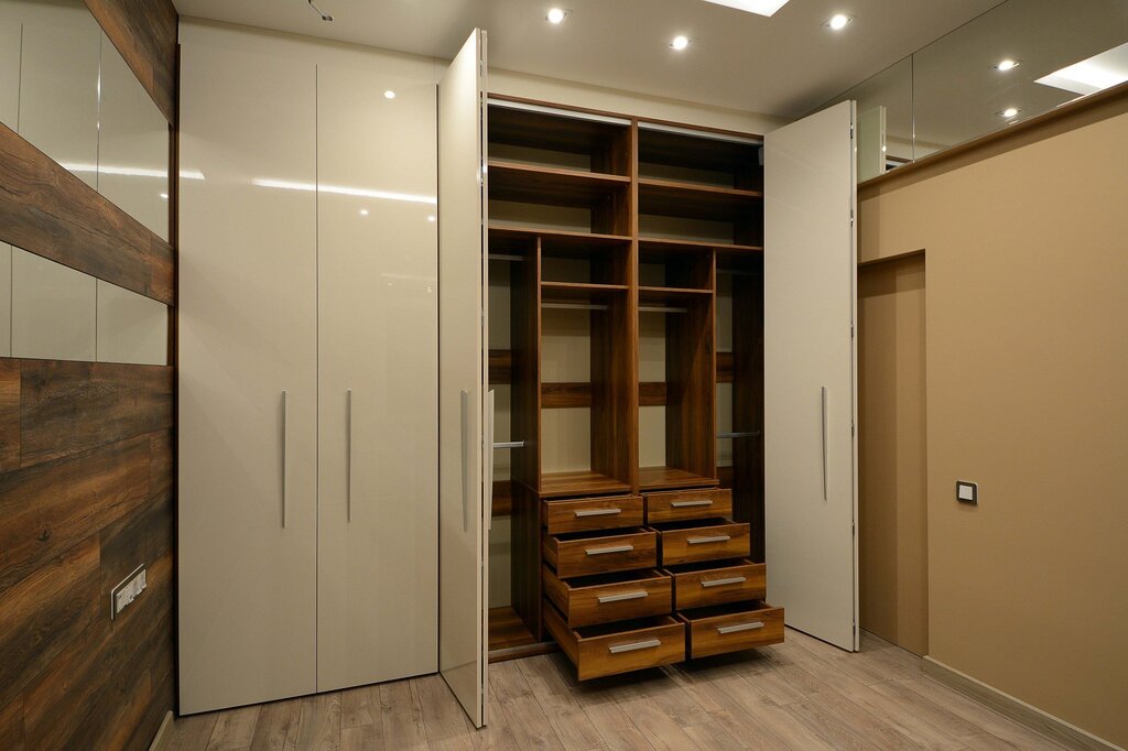 Hinged wardrobe for the hallway