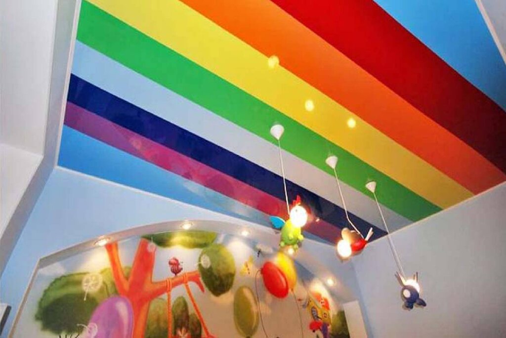 Разноцветный натяжной потолок