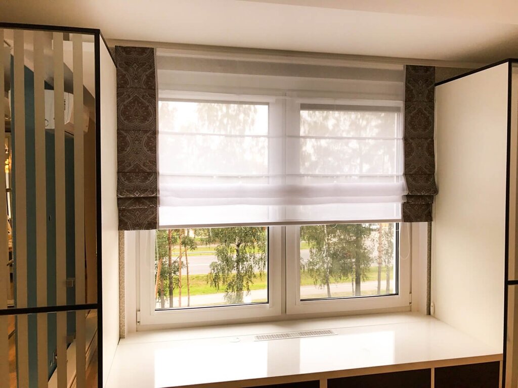 Roman blinds with tulle