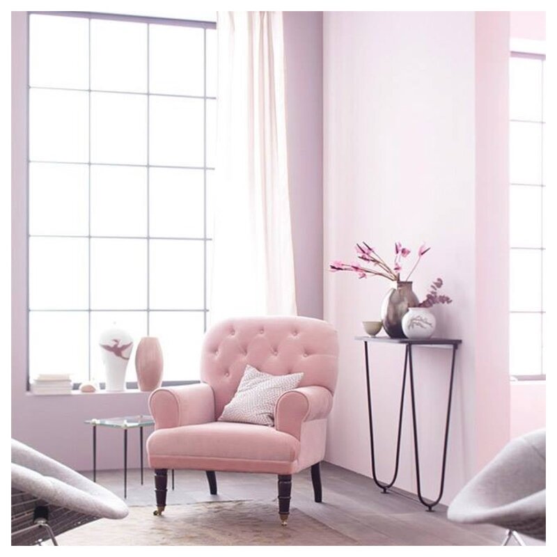 Pink walls in the interior