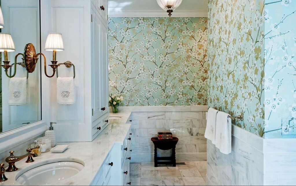 Bathroom with wallpaper and tiles 25 фото