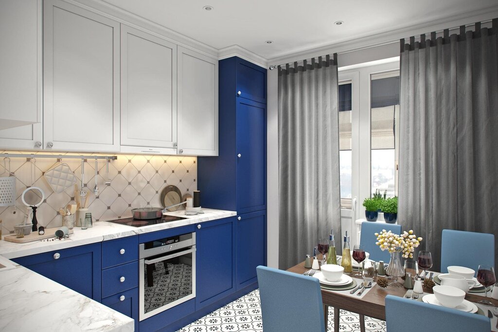 Серая кухня с синими шторами