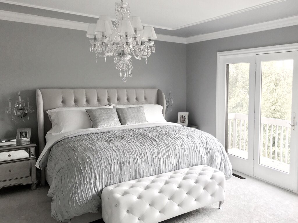 Серая спальня с белой мебелью