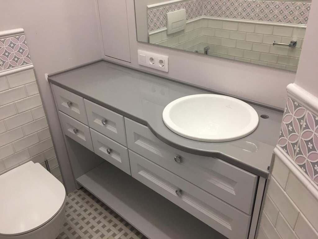 Gray countertop in the bathroom