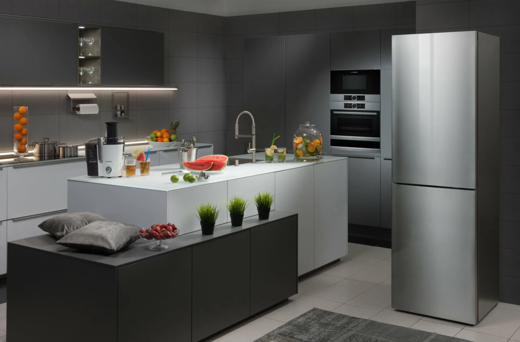 Серый холодильник в интерьере белой кухни