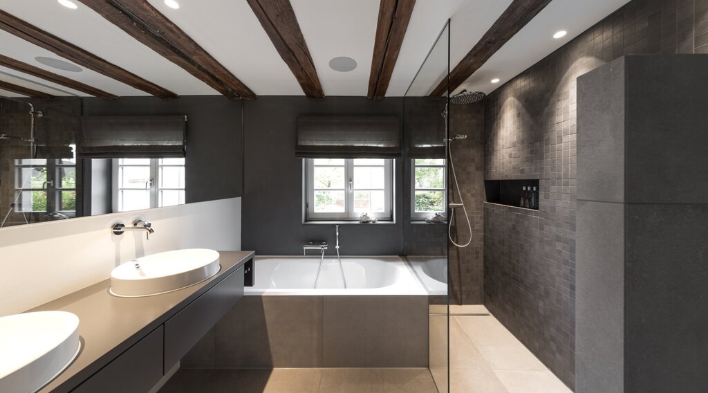 Gray ceiling in the bathroom