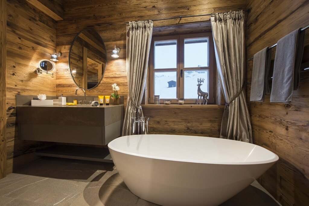 Серо деревянная ванная