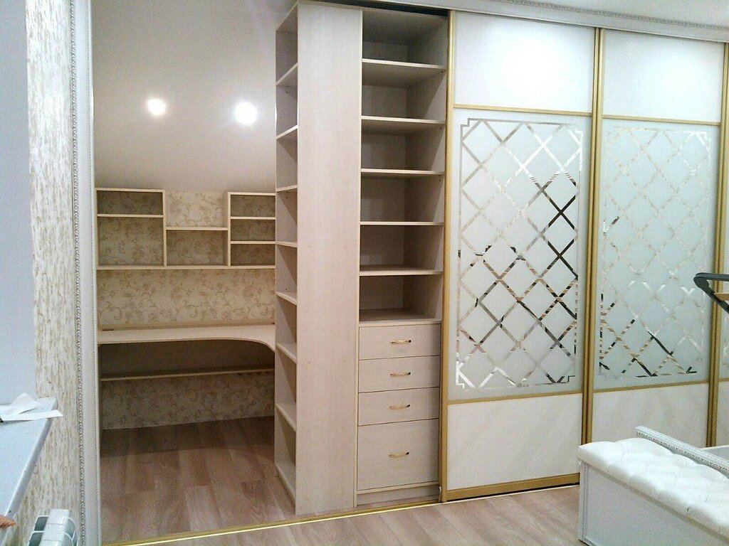 Sliding wardrobe partition