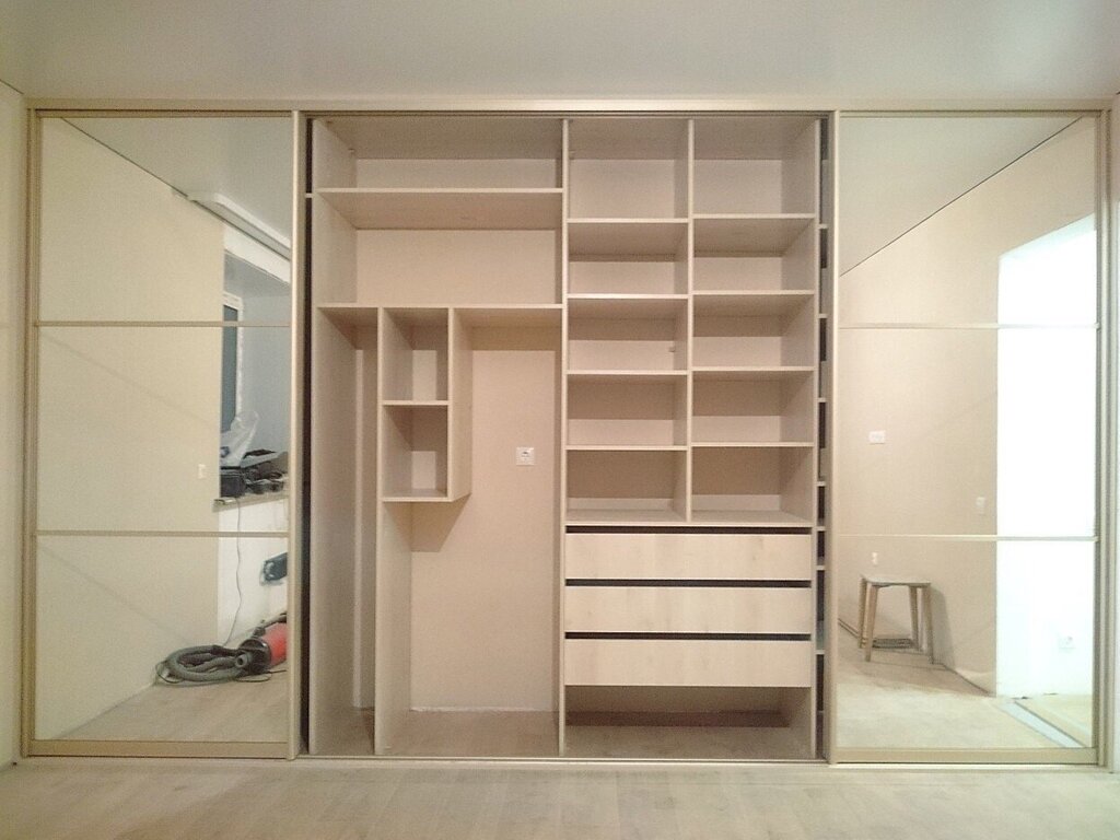 Built-in wall wardrobe