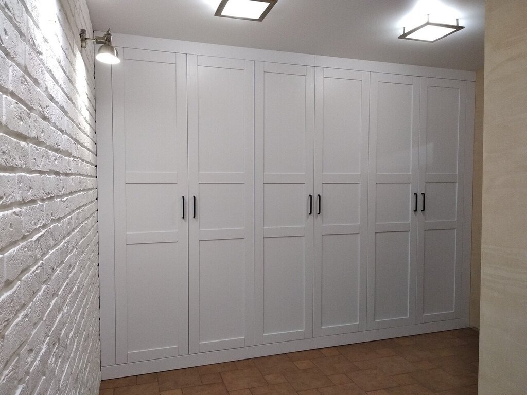 White hinged wardrobe with milling