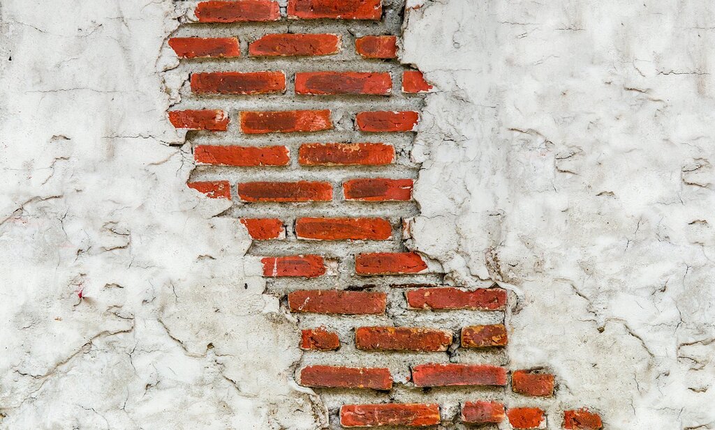 Plastering of brick walls