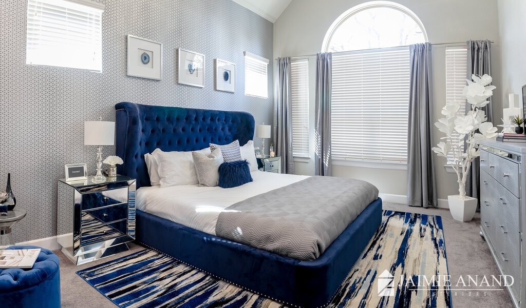 Синяя мебель в интерьере спальни