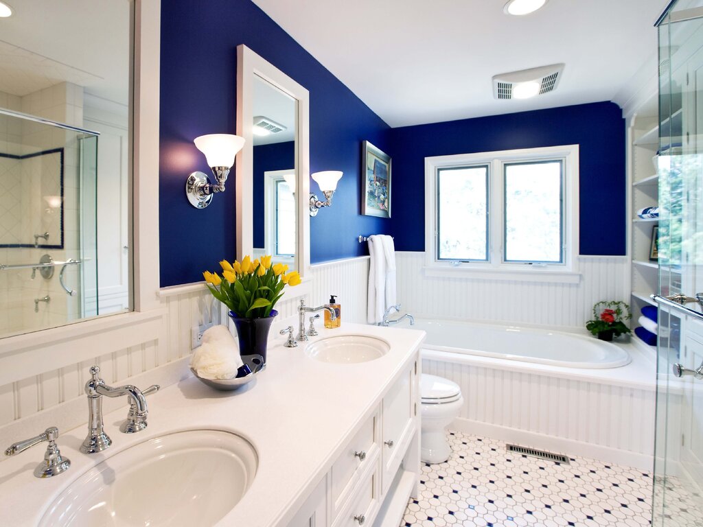 Синяя стена в ванной комнате