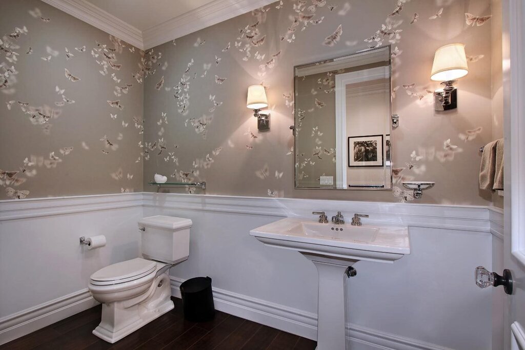 Combination of tiles and wallpaper in the bathroom