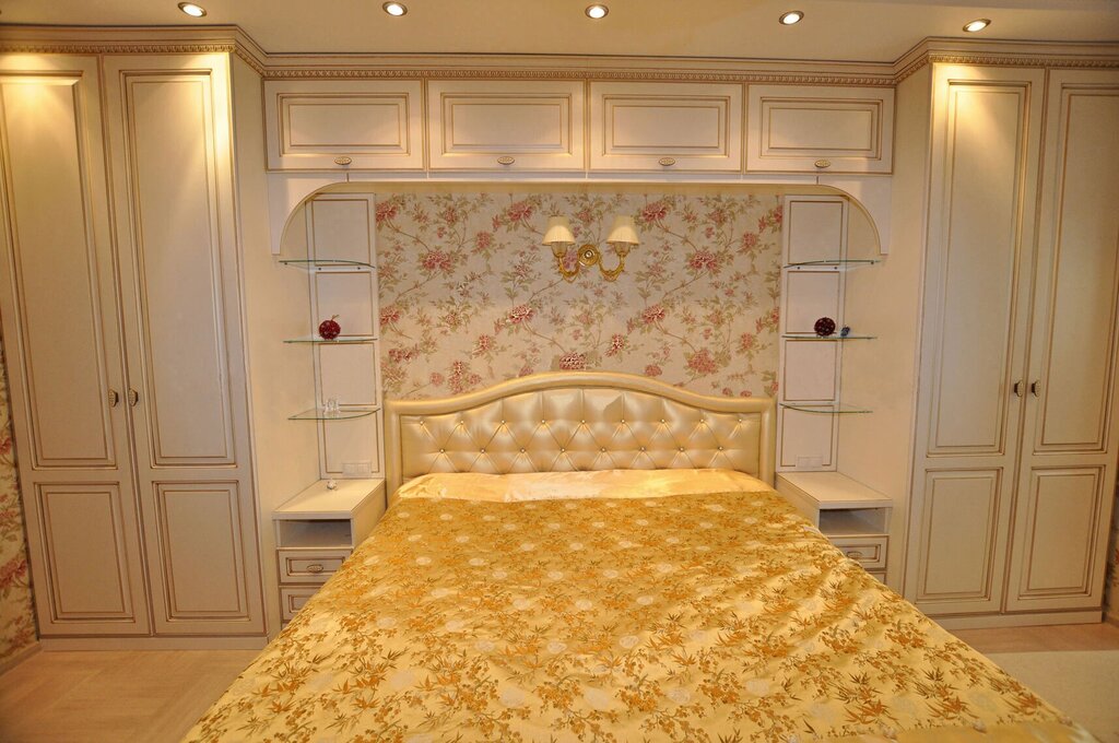 Bedroom set with a mezzanine above the bed