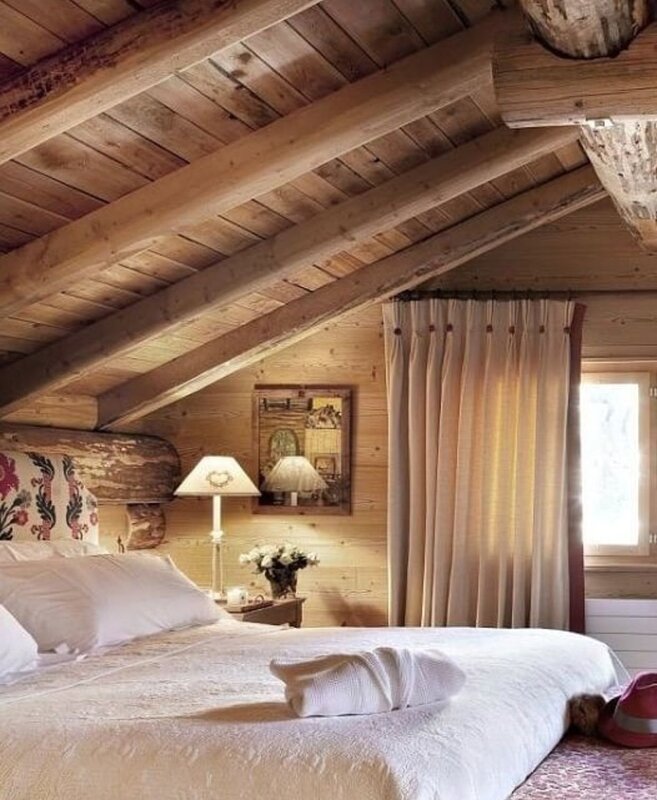 Спальня на мансарде в деревянном доме