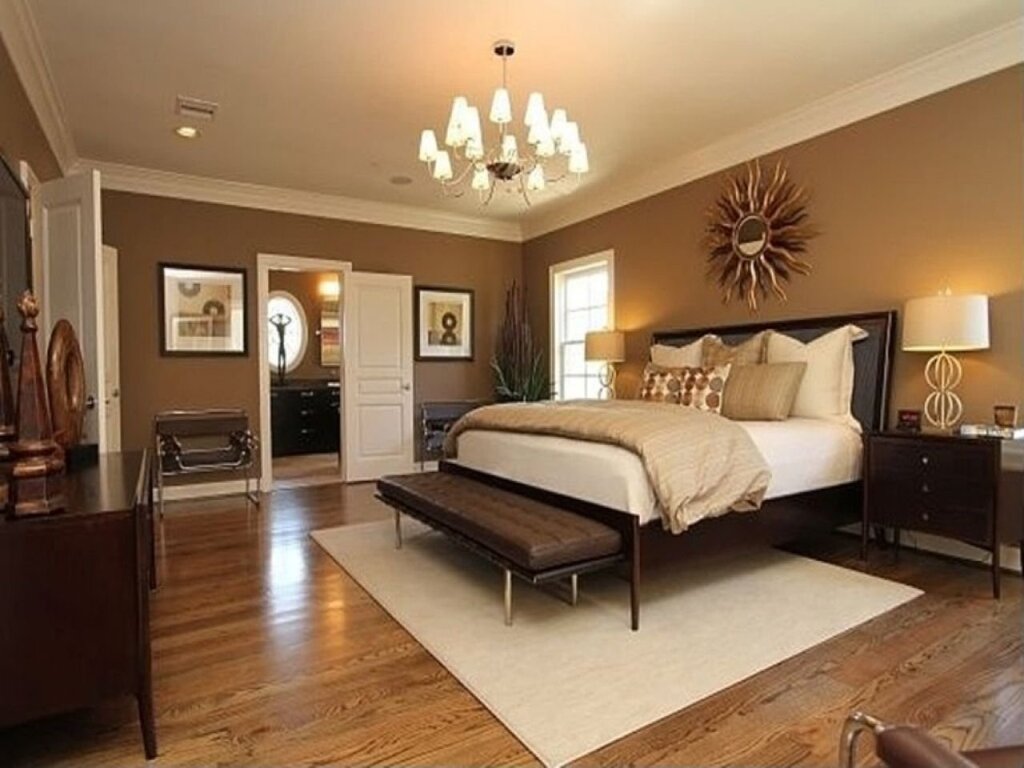 Спальня с коричневым диваном