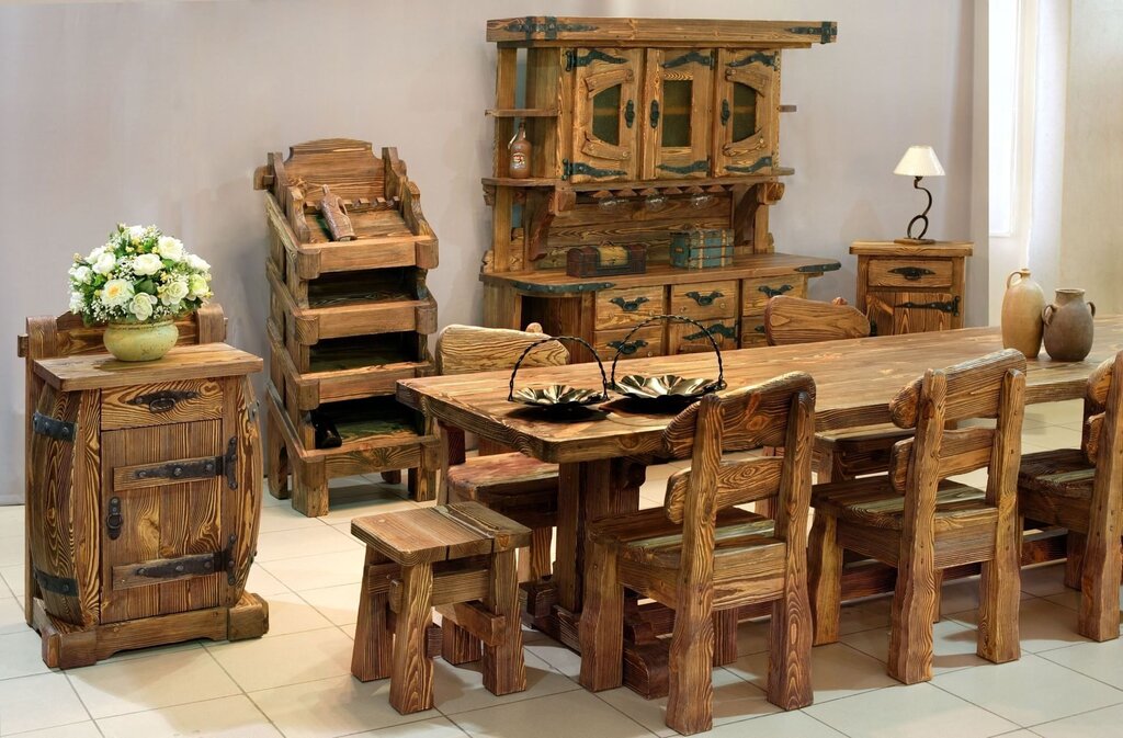 Старая деревянная мебель