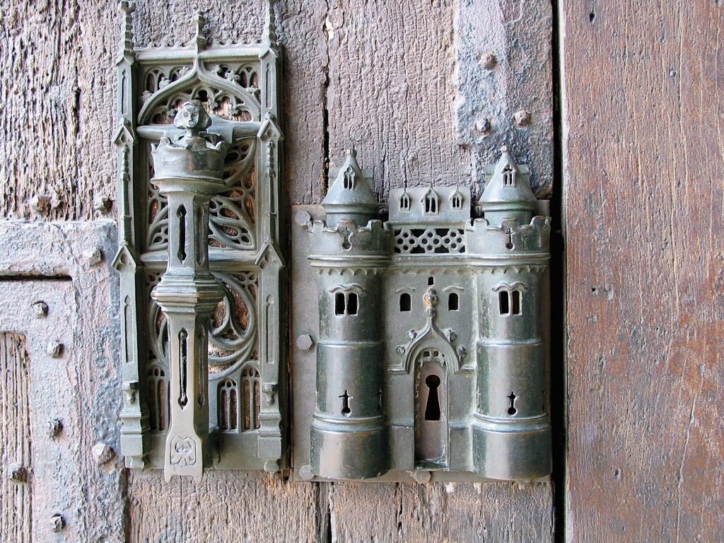 Старые замки на двери