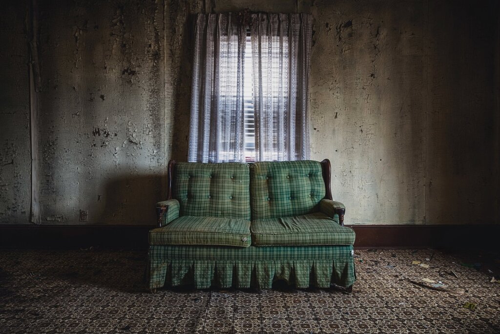 Старый диван в комнате
