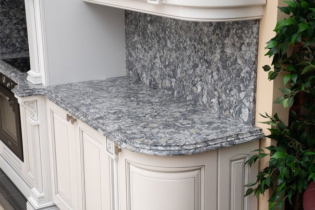 A kitchen countertop made of quartz agglomerate