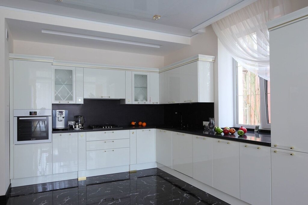 A light kitchen with a dark countertop