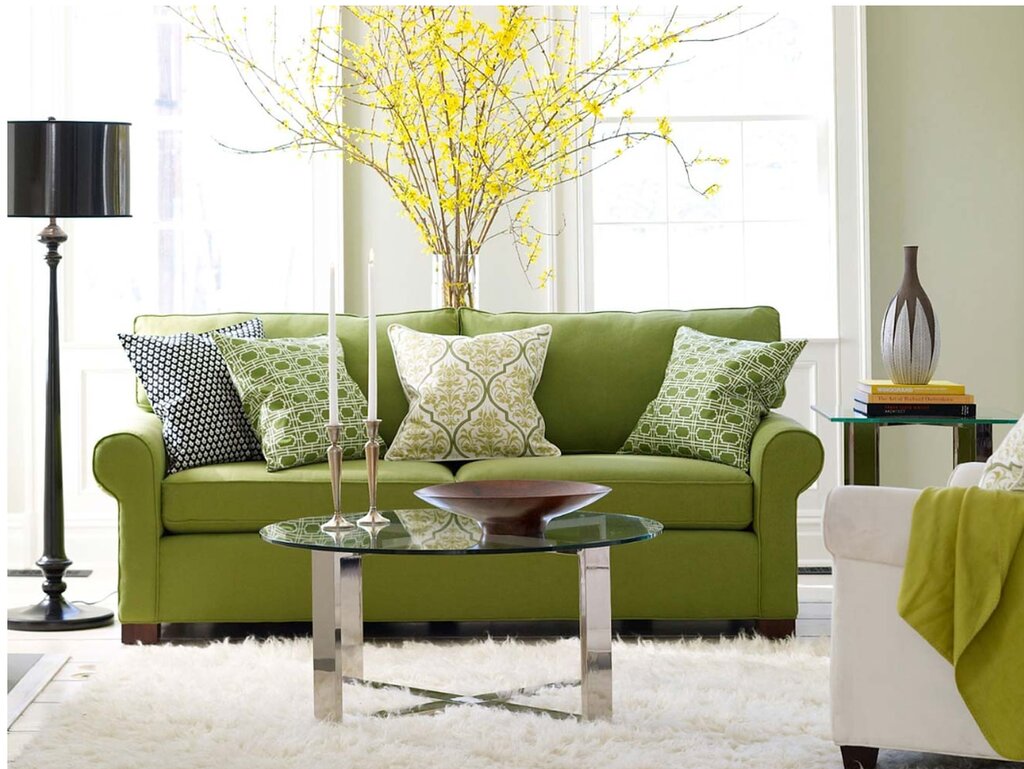 Светло зеленый диван в интерьере