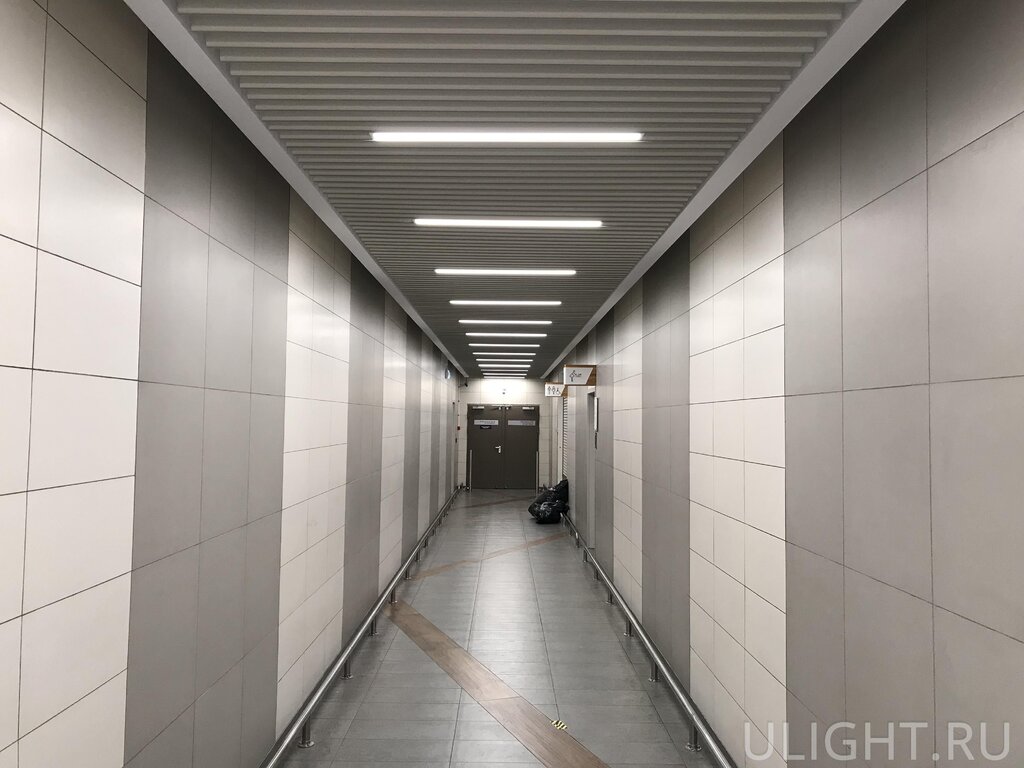 Световые линии в узком коридоре