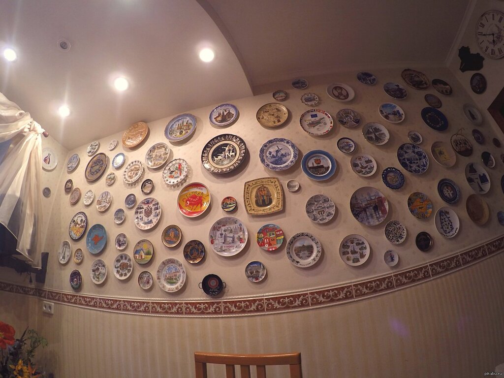 Тарелки на стене в интерьере