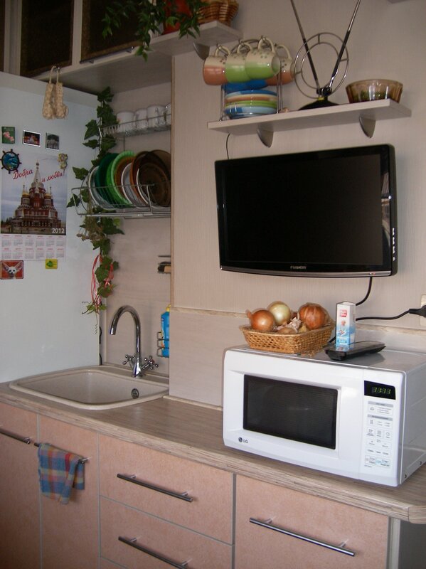 Телевизор на маленькой кухне