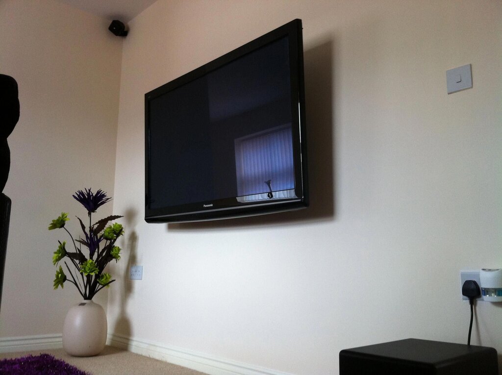Телевизор на стену без кронштейна