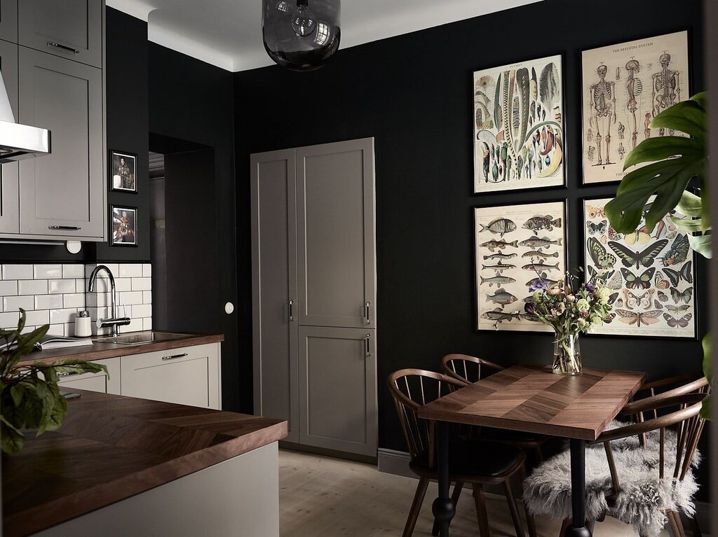 Dark walls in the kitchen