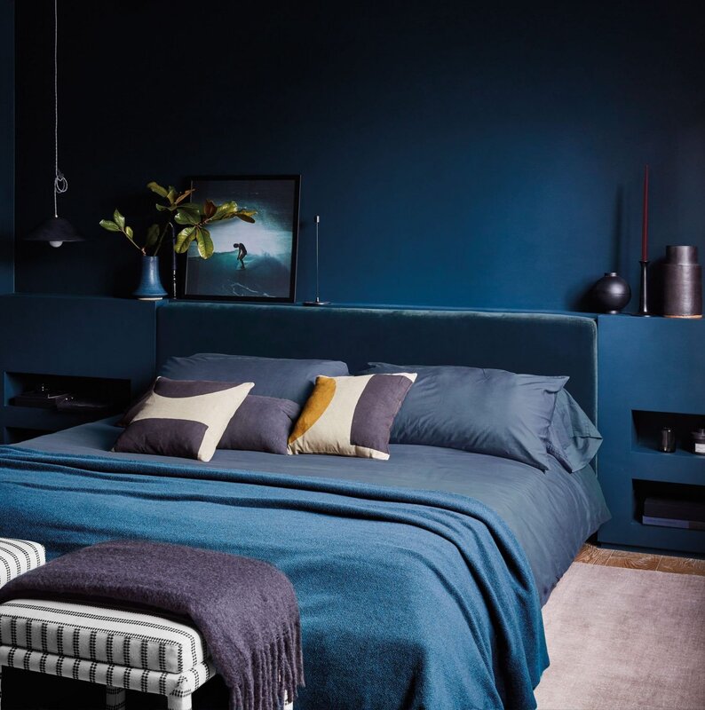 Темно синяя кровать