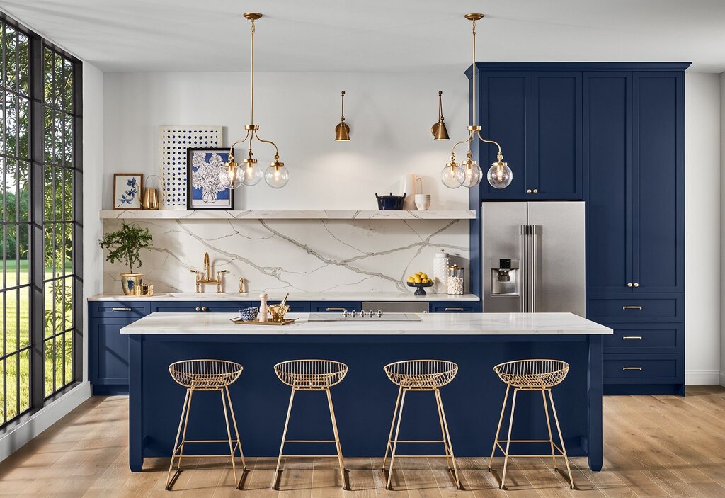 Темно синяя кухня с деревянной столешницей