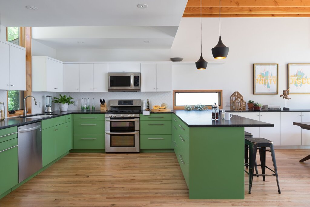 Темно зеленая кухня с деревянной столешницей