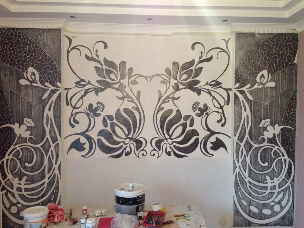 Stencil for wall decoration with plaster