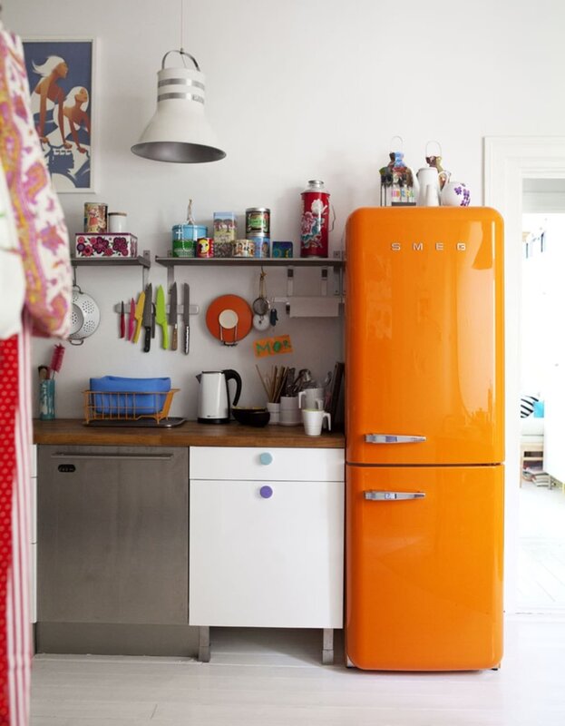 Цветной холодильник в интерьере