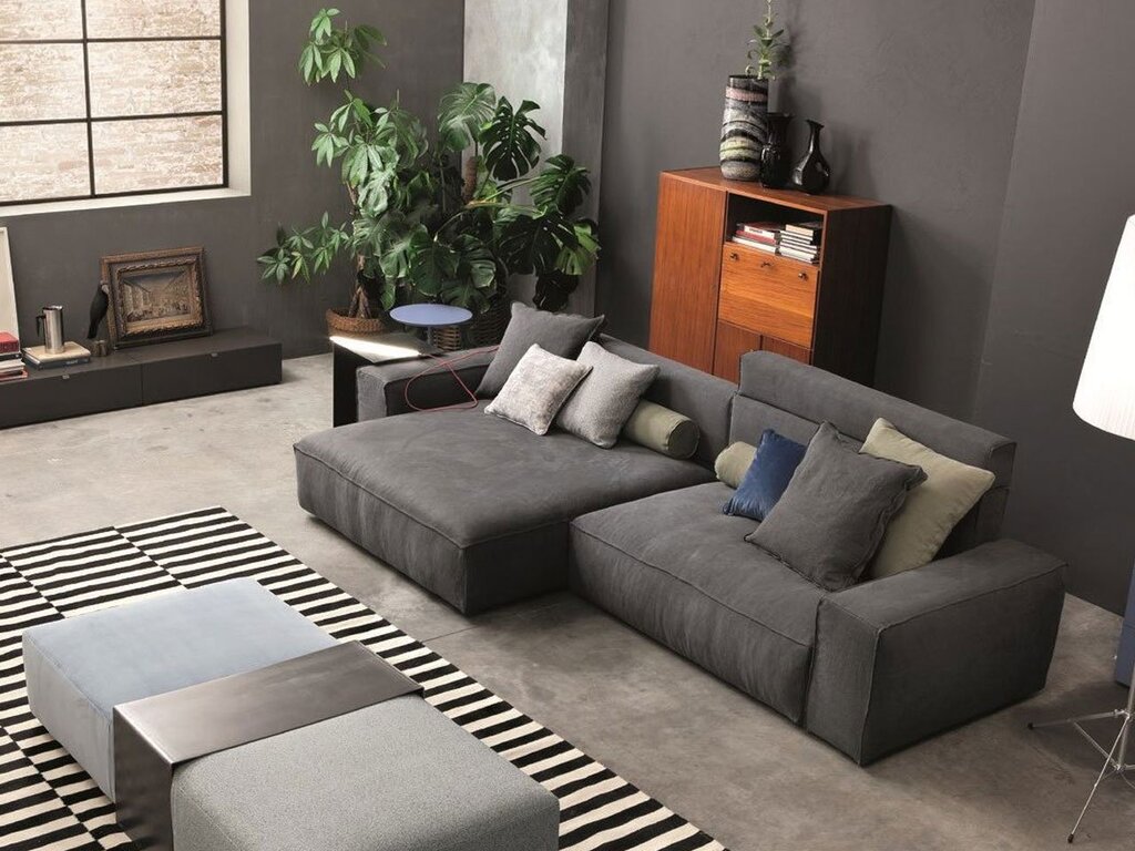 Тёмно серый диван в интерьере
