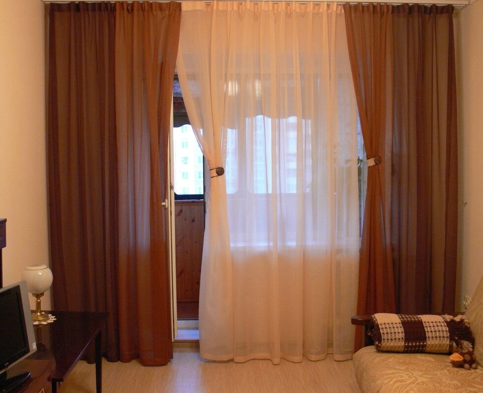 Тюль для гостиной с балконной дверью