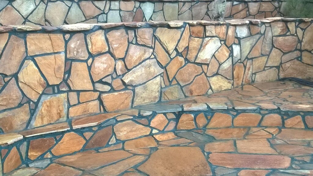 Укладка природного камня на стену