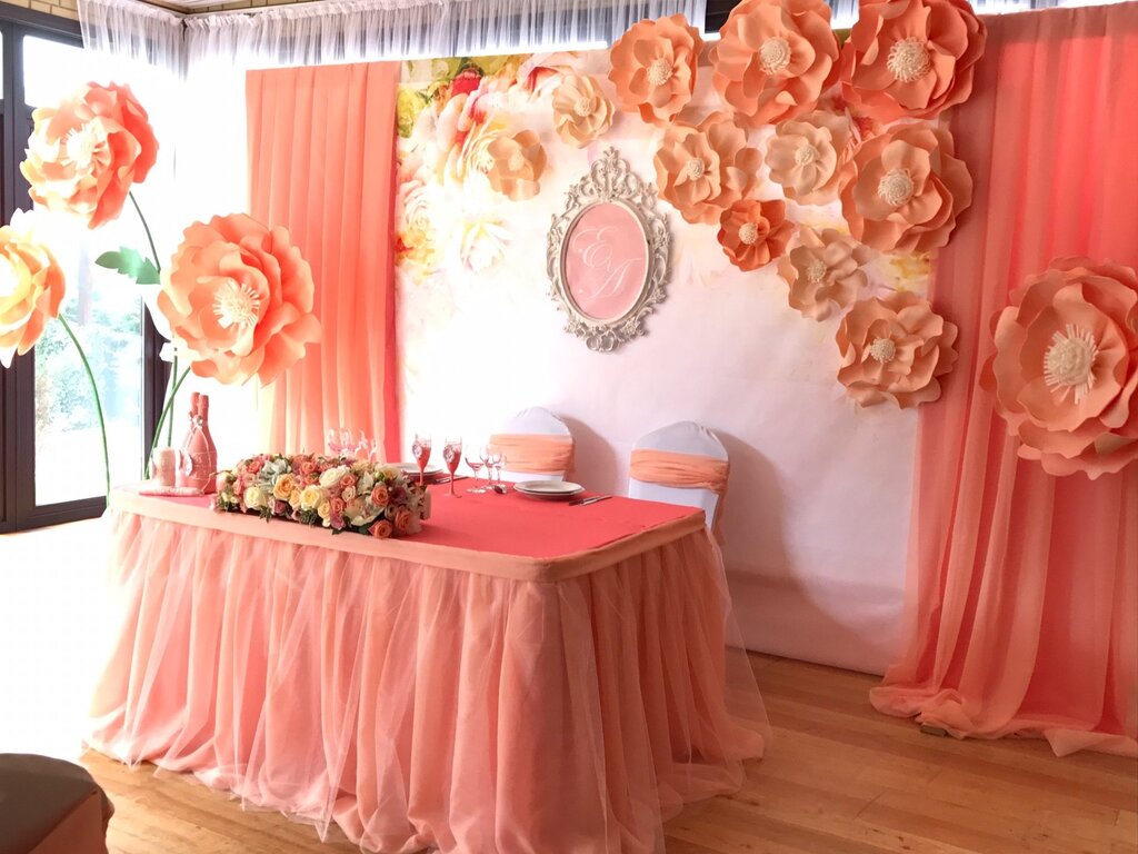 Украшение зала в персиковом цвете