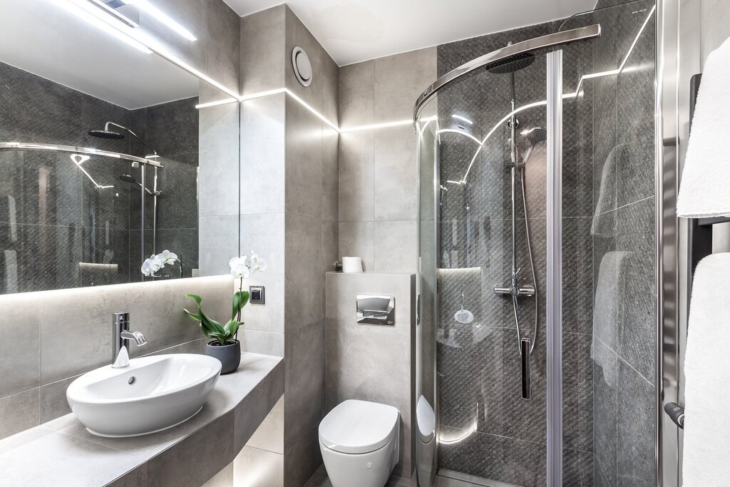 A bathroom with a bathtub and a shower cabin