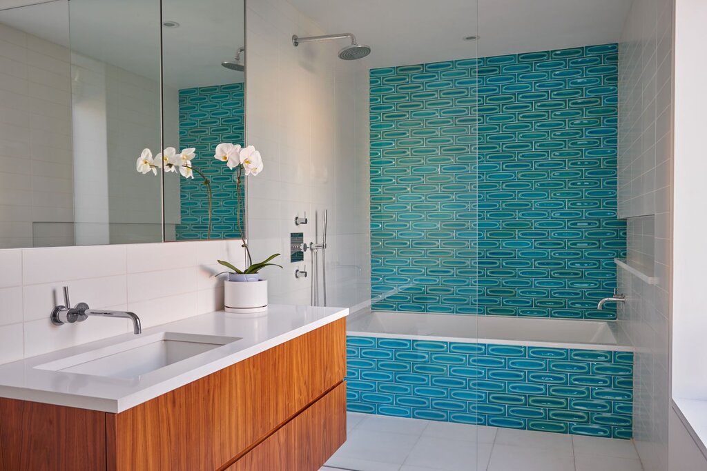 A bathroom in turquoise tones