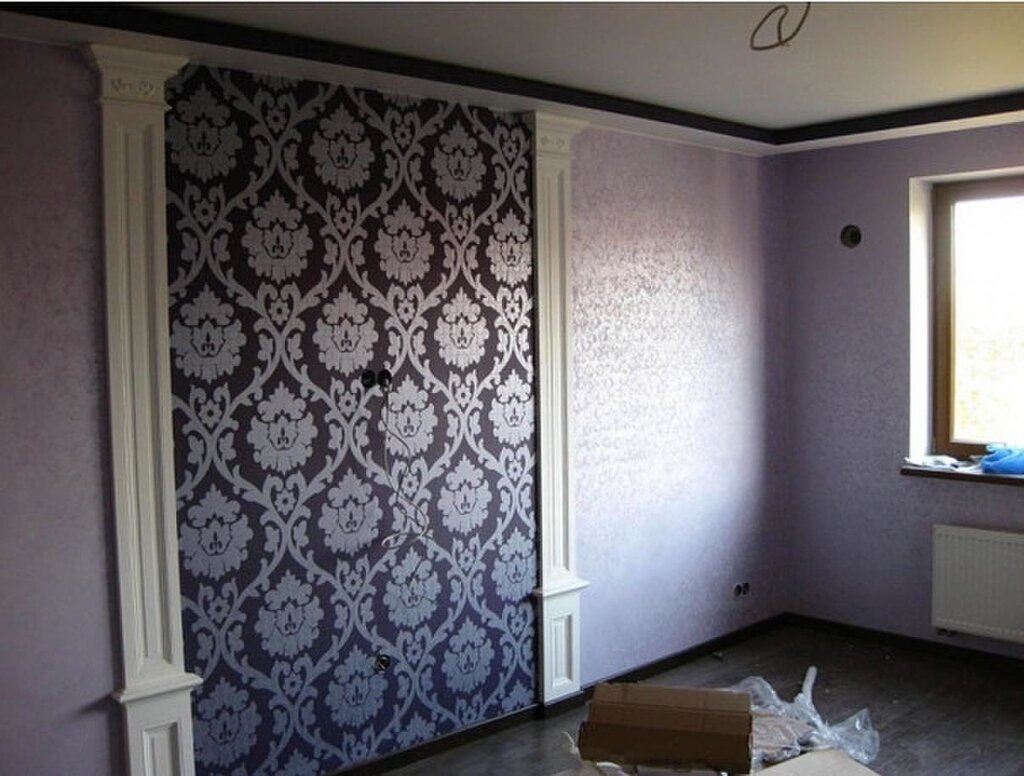 Options for wallpapering walls with two types of wallpaper