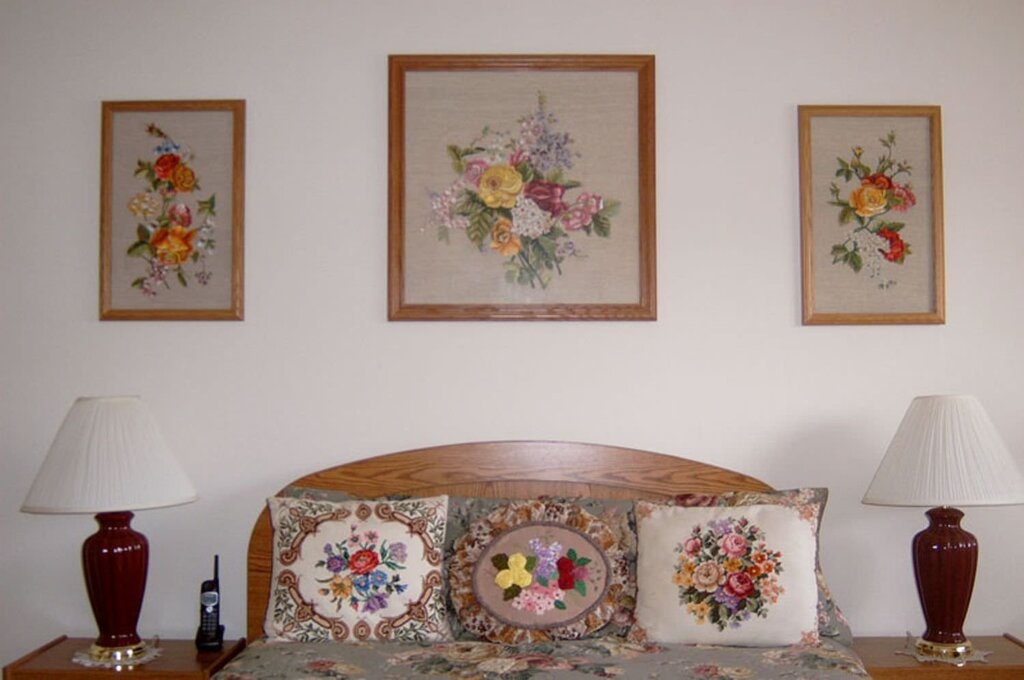 Embroidery in apartment interior 24 фото