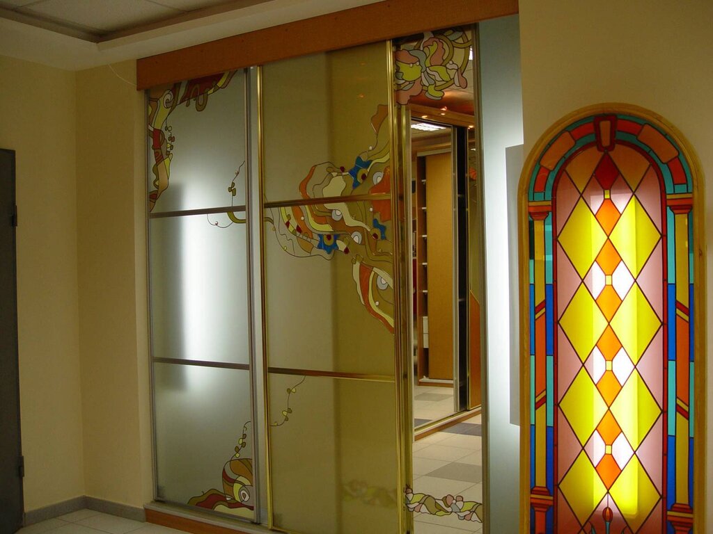 Stained glass sliding partitions