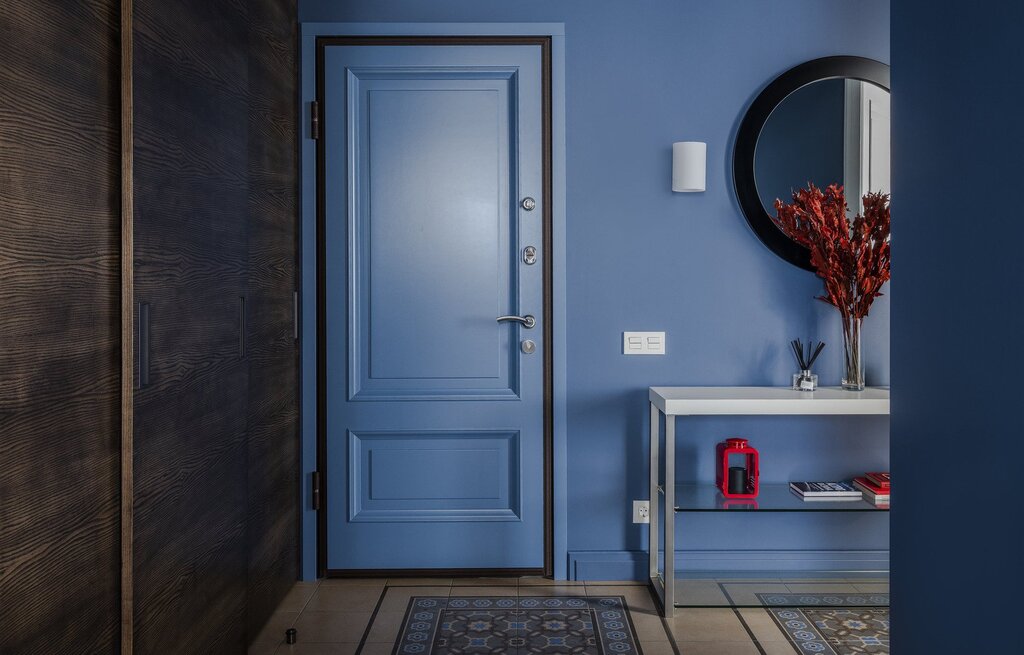 Входная дверь синего цвета