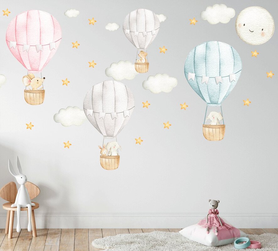 Воздушные шары на стене в детской