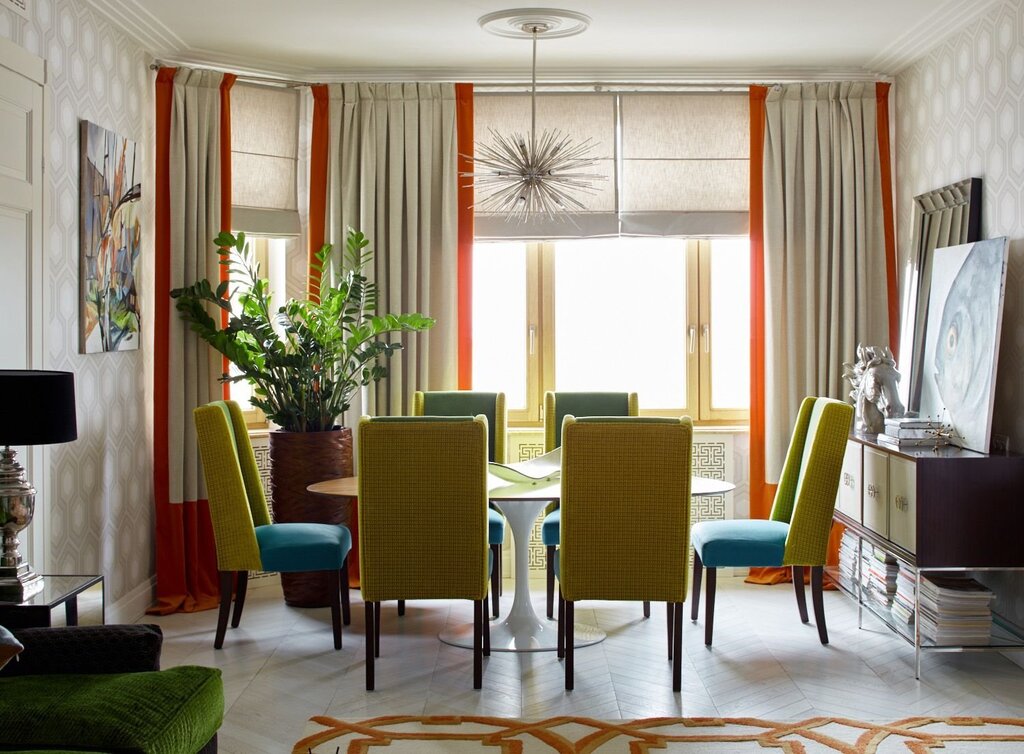 Яркие шторы в интерьере гостиной