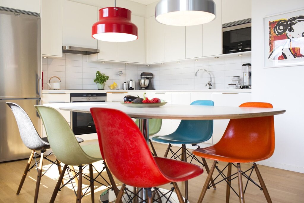 Яркие стулья для кухни